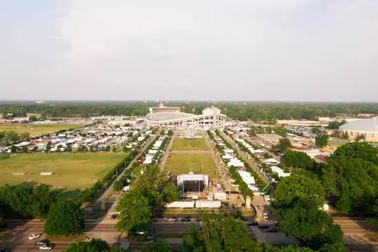 Aerial view of the lane and its lawns toward the Coliseum